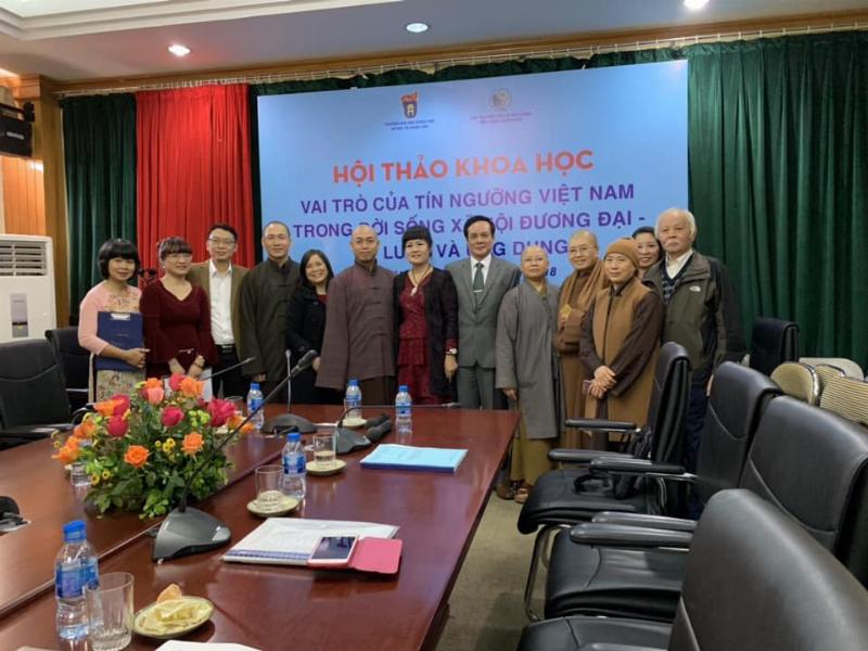 Tín ngưỡng thờ cúng tổ tiên, một phần không thể thiếu khi học Cơ sở Văn hóa Việt Nam, được thể hiện qua hình ảnh bàn thờ trang trọng.